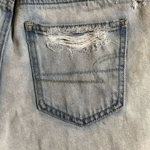 😊 3/$30 
AE Mom Short Sz 4 light denim distressed, high waisted EUC - Picture 13 of 16